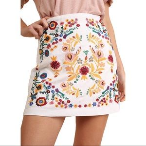 Embroidered mini skit (S)